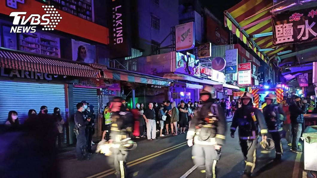 台中大樓凌晨火警 近百住戶疏散戴口罩防疫