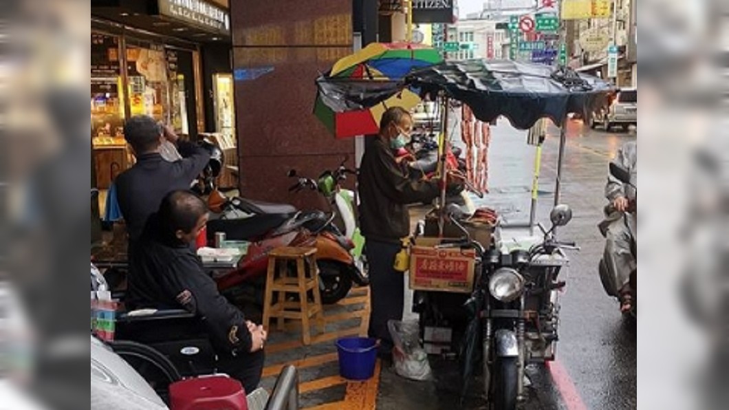 城隍爺面前造次!阿嬤賣香腸養身障兒 竟遭無良女騙錢