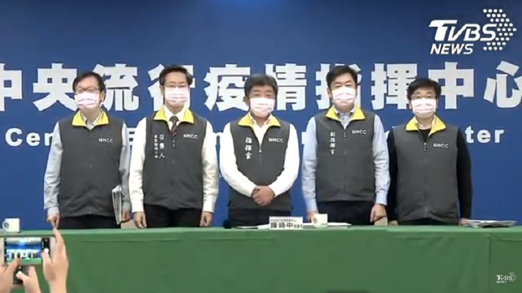 化解小男童疑慮 指揮中心記者會專家全戴粉紅口罩