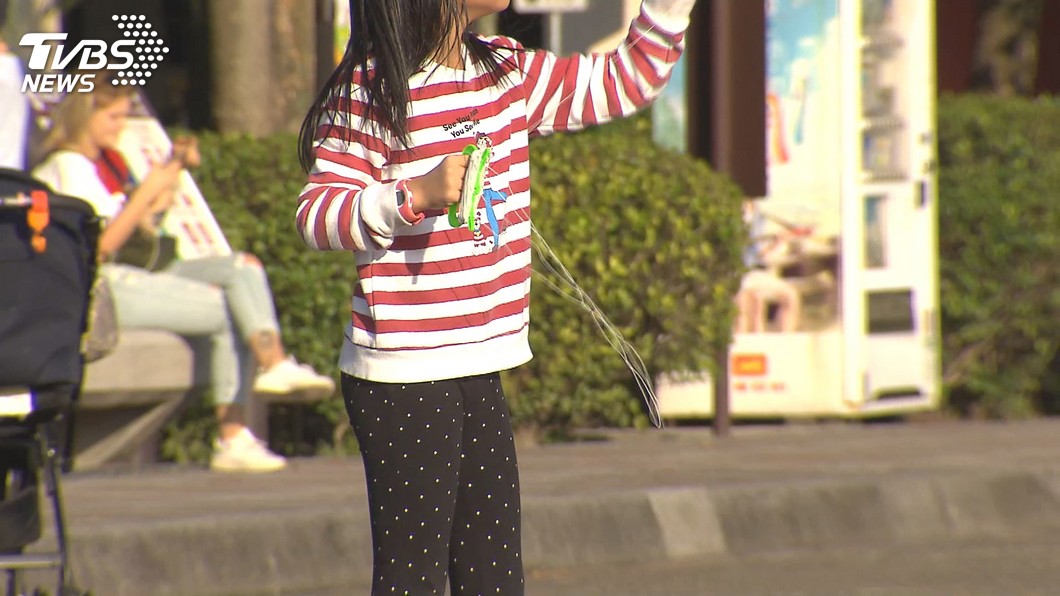 放風箏掛在電線上　夫妻幫取下慘遭高壓電擊截肢得洗腎