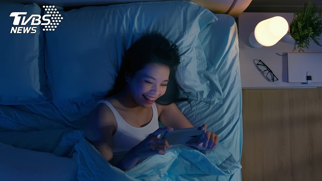 女躺床上追劇打嗑睡 手機砸中左眼爆血近失明