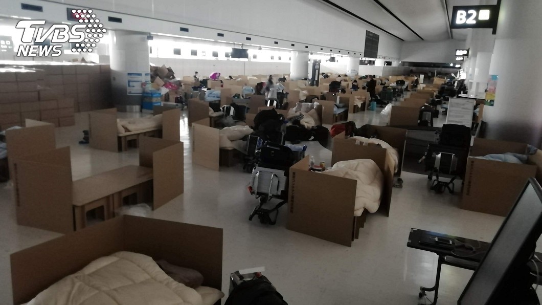 怕旅客等採檢無處落腳 日本成田機場備紙箱床