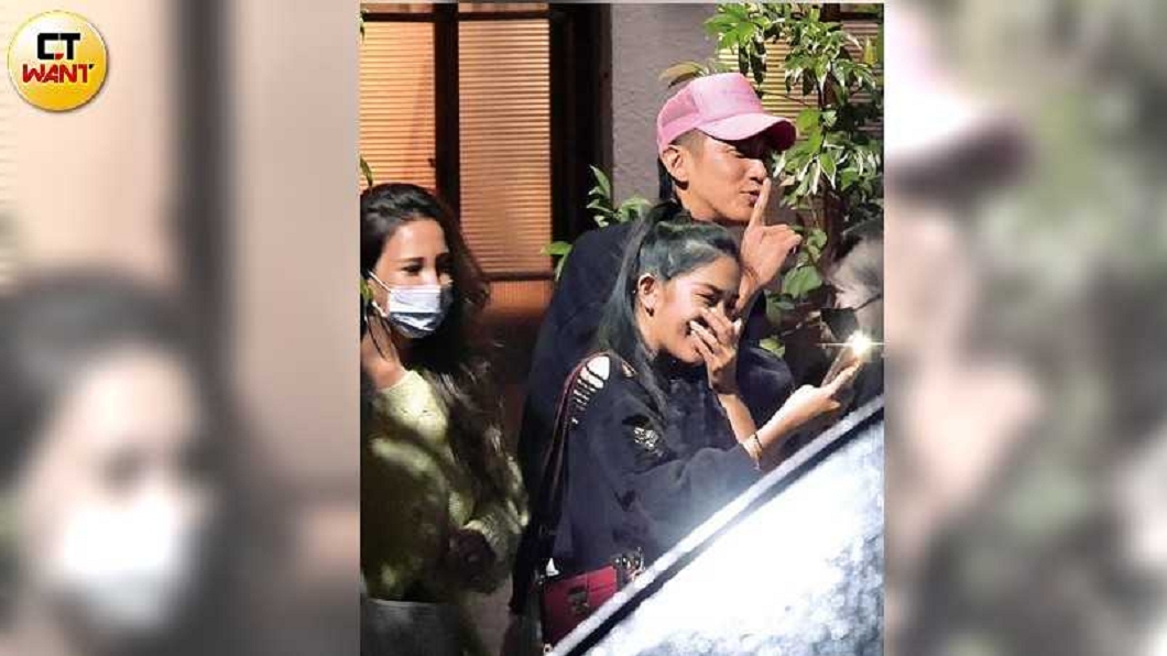 柯震東夜店開趴 與辣妹名模互動零距離還沒戴罩