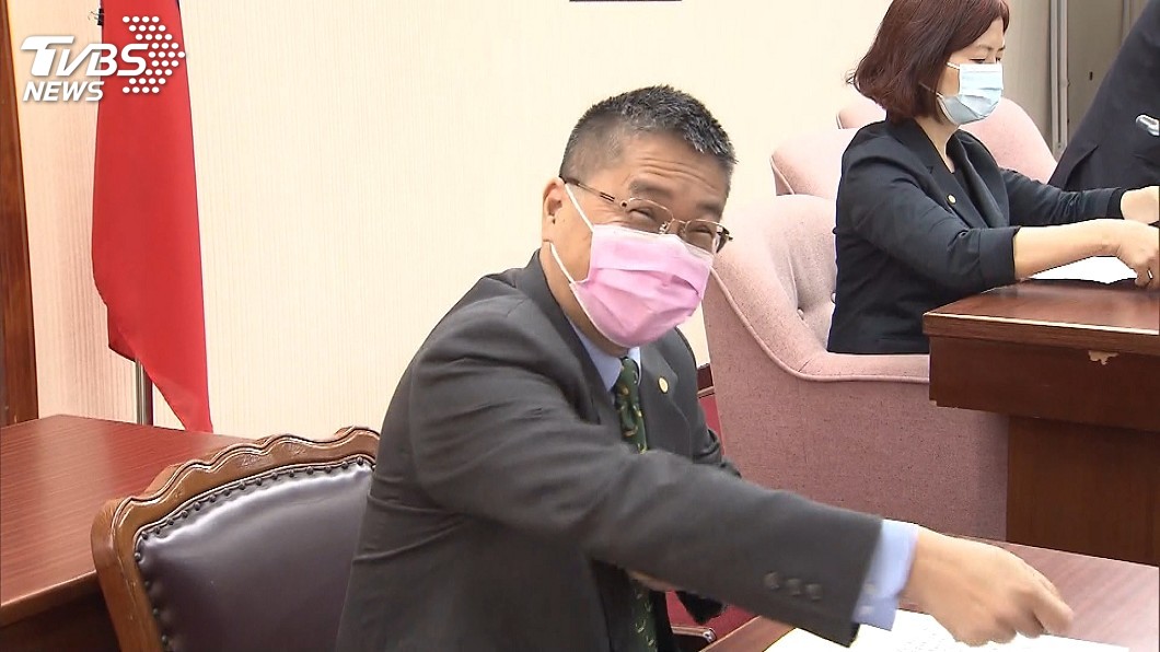 官員的粉紅口罩哪裡來?徐國勇:我是跟護士換來的