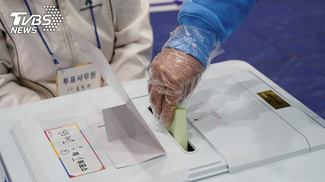韓國會選舉登場 選民戴口罩和塑膠手套投票防疫