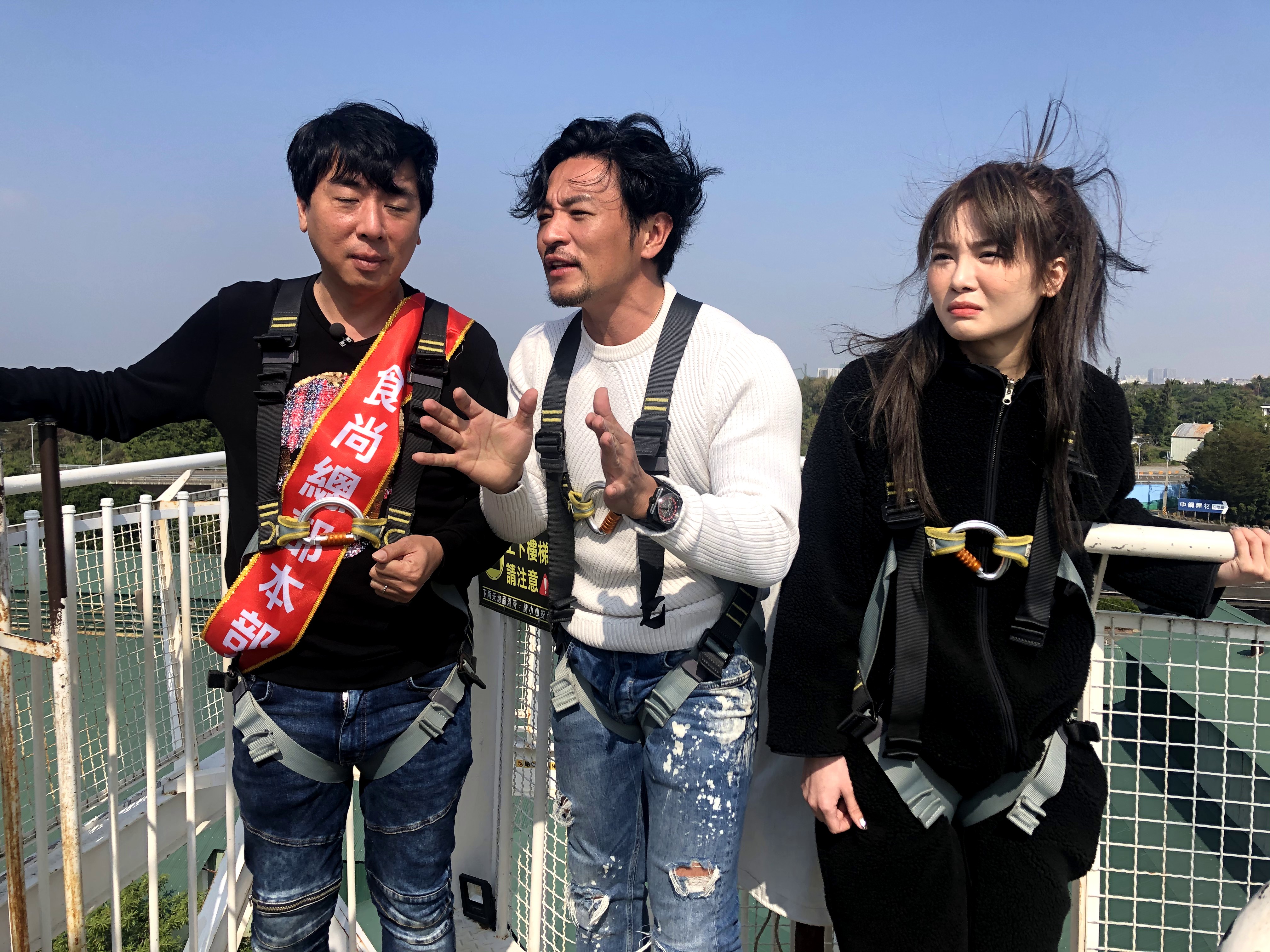 舒子晨(右)因為有懼高症,緊抓著欄杆不放。圖/TVBS