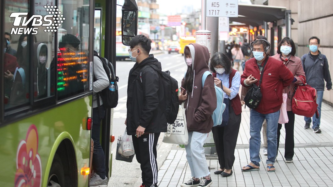 搭大眾運輸未戴口罩開罰　小黃公車飛機全在內
