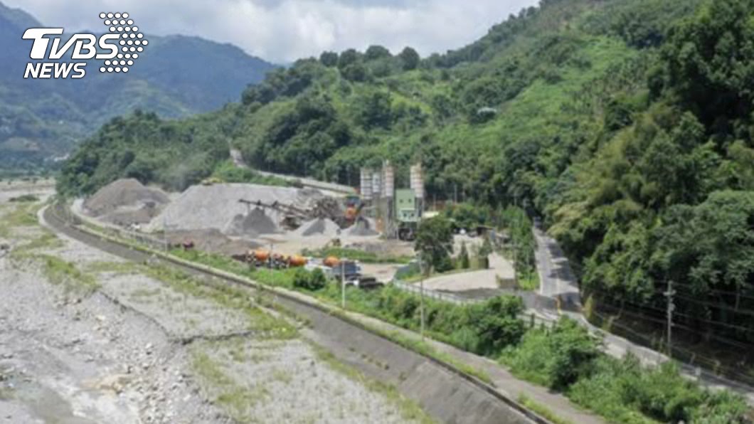 中部查獲盜採砂石　回填廢棄物量約79座泳池大
