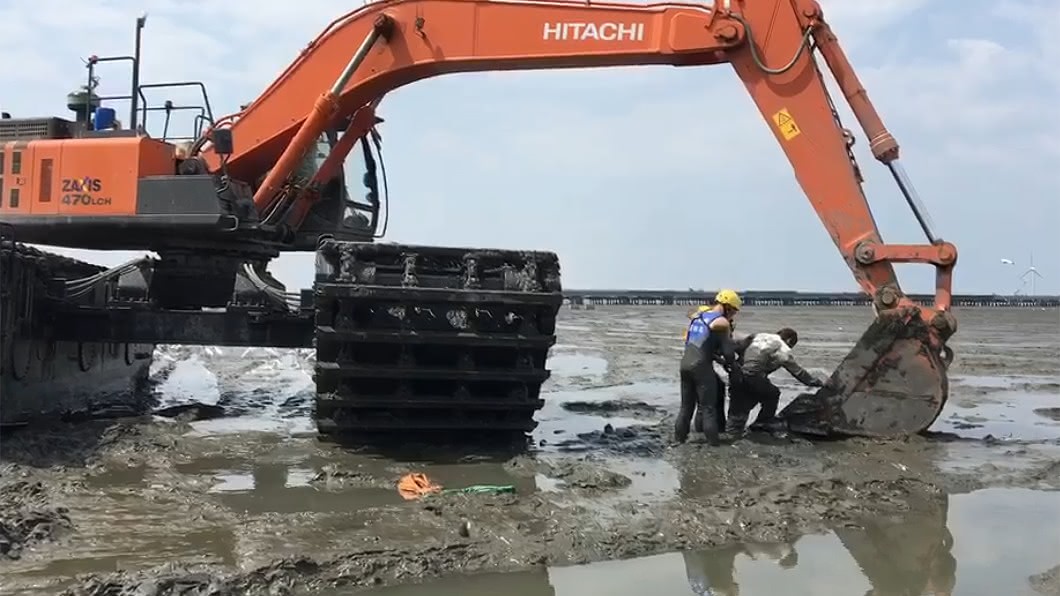 男潮間帶挖蛤半身陷泥灘　海巡急調挖土機救命