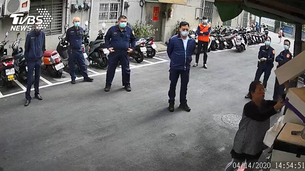 守不住先夫的招牌!警認定路障 強硬排除