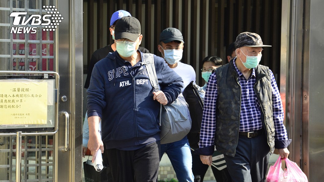 林益世假釋出獄 低調不發一語搭車離去