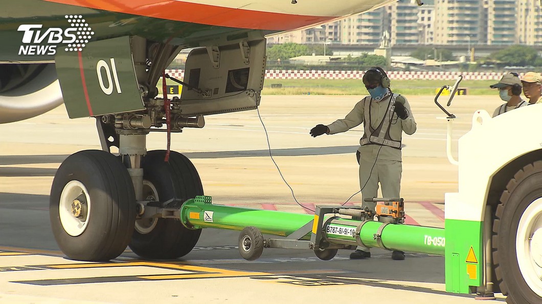 獨/桃機安全了?松機航勤天天支援 「共用廁所」竟不用擴大採檢