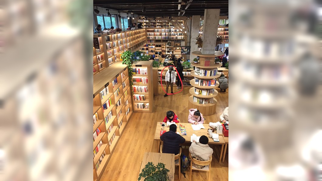 書店內僅有一人戴口罩。(圖/翻攝自PTT八卦板)