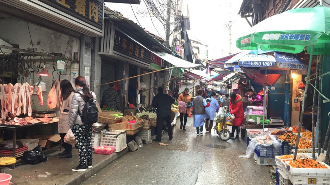 他當時還去考察菜市場,至今回想很害怕。(圖/翻攝自PTT八卦板)