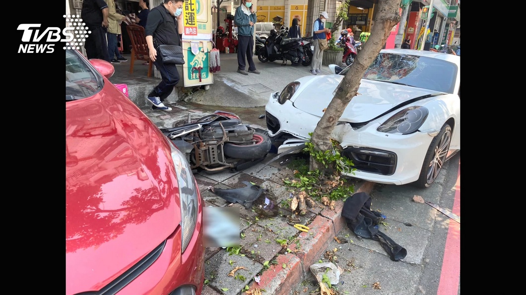 保時捷交車前撞飛外送員! 業務疑恍神釀禍