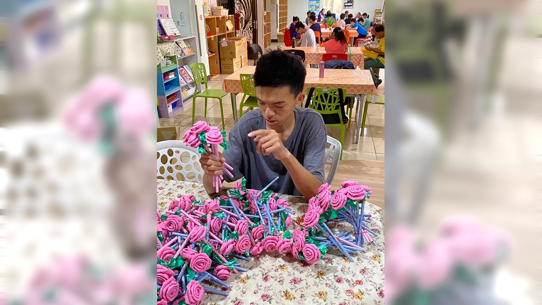 受到疫情影響，憨兒精心準備的義賣商品滯銷。(圖／真善美社會福利基金會)