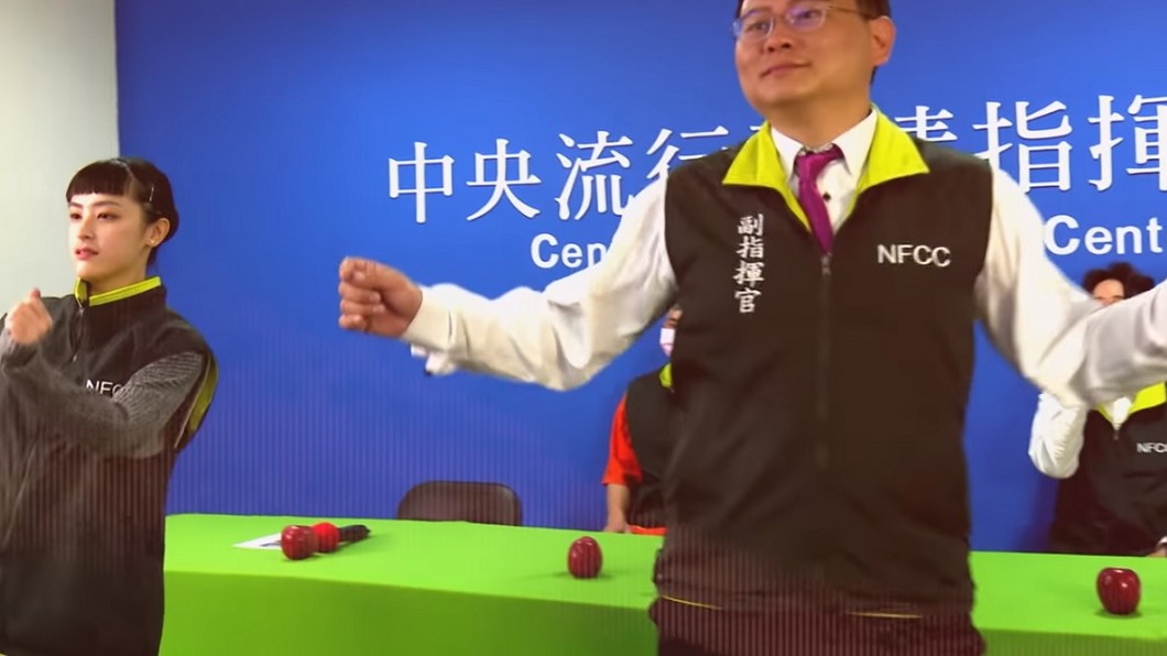 副指揮官走鐘和初中示範上酒店如何維持社交距離。(圖／翻攝自YouTube全民大劇團公用頻道)