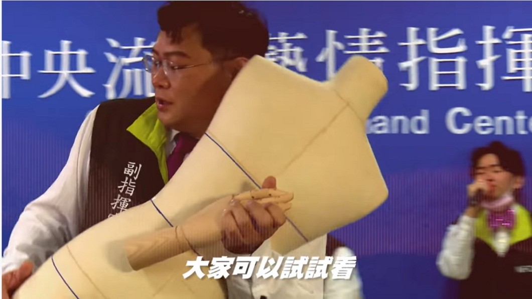 陳鬧鐘搞笑表示酒店可提供假手和假人台供酒客使用。(圖／翻攝自YouTube全民大劇團公用頻道)