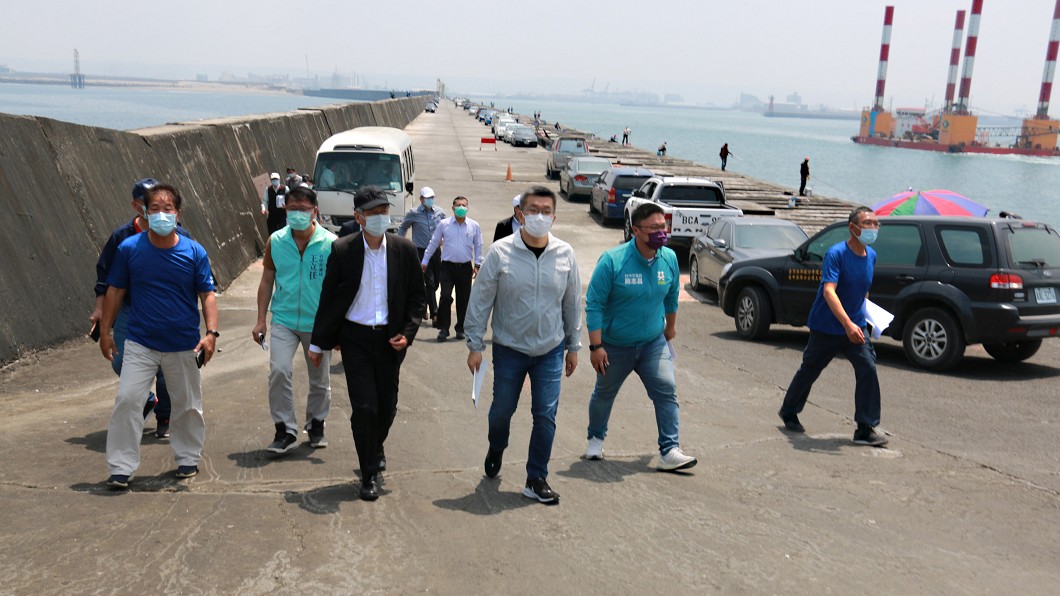 台中港北堤海釣區路面侵蝕 民代爭取經費改善