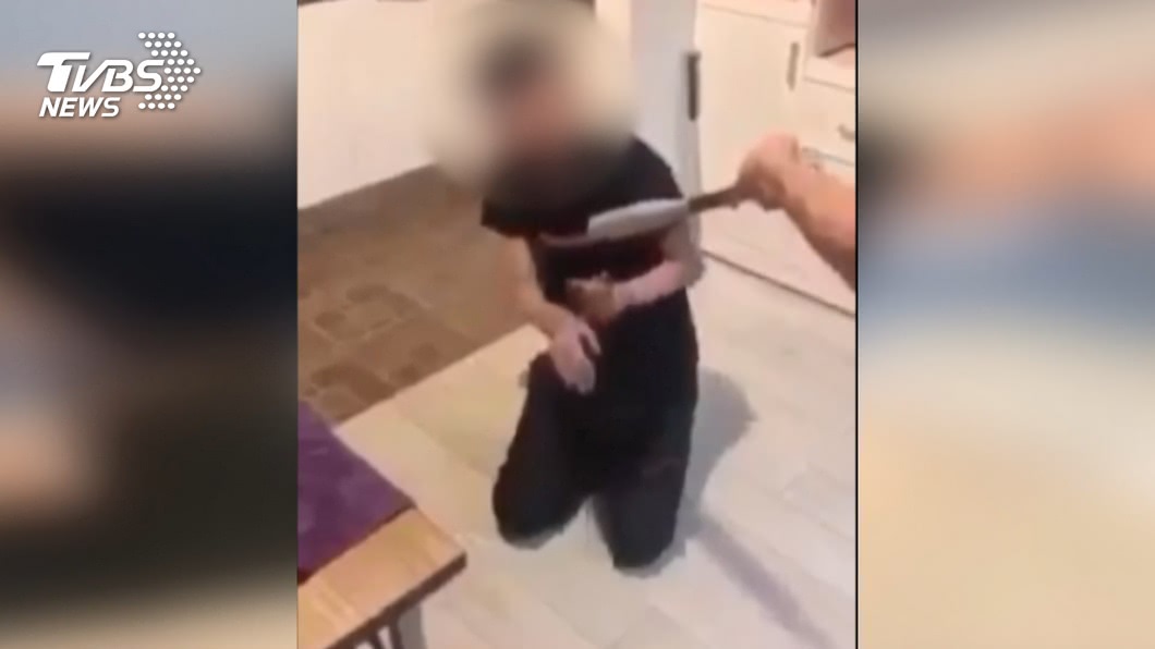 疑偷拍女裸照被逼下跪　男挨打：對不起我錯了