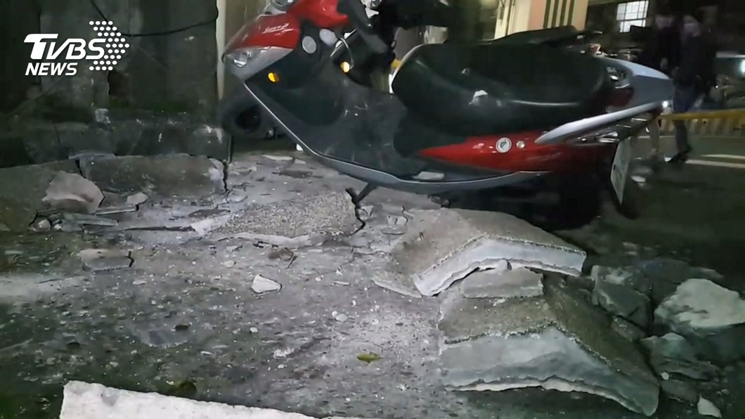 小心!「基隆鬼屋」外牆脫落 砸中四輛機車