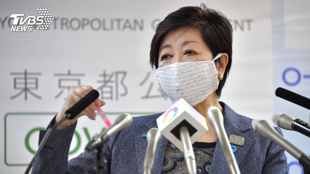 東京都知事小池也不妙?！　記者會上狂咳不停