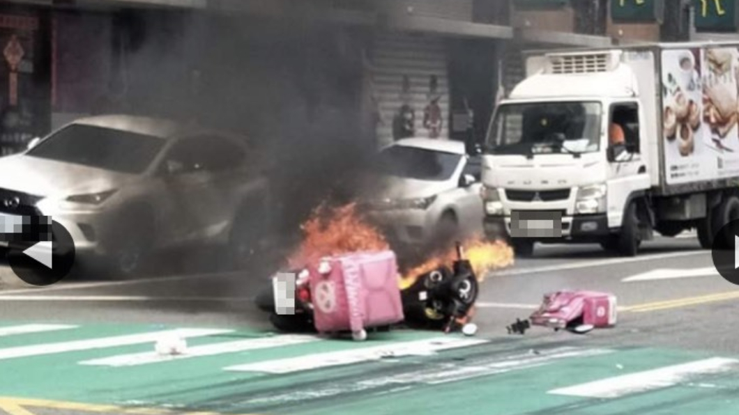 外送員摔車起火竄黑煙 路過司機勇撲火球救援