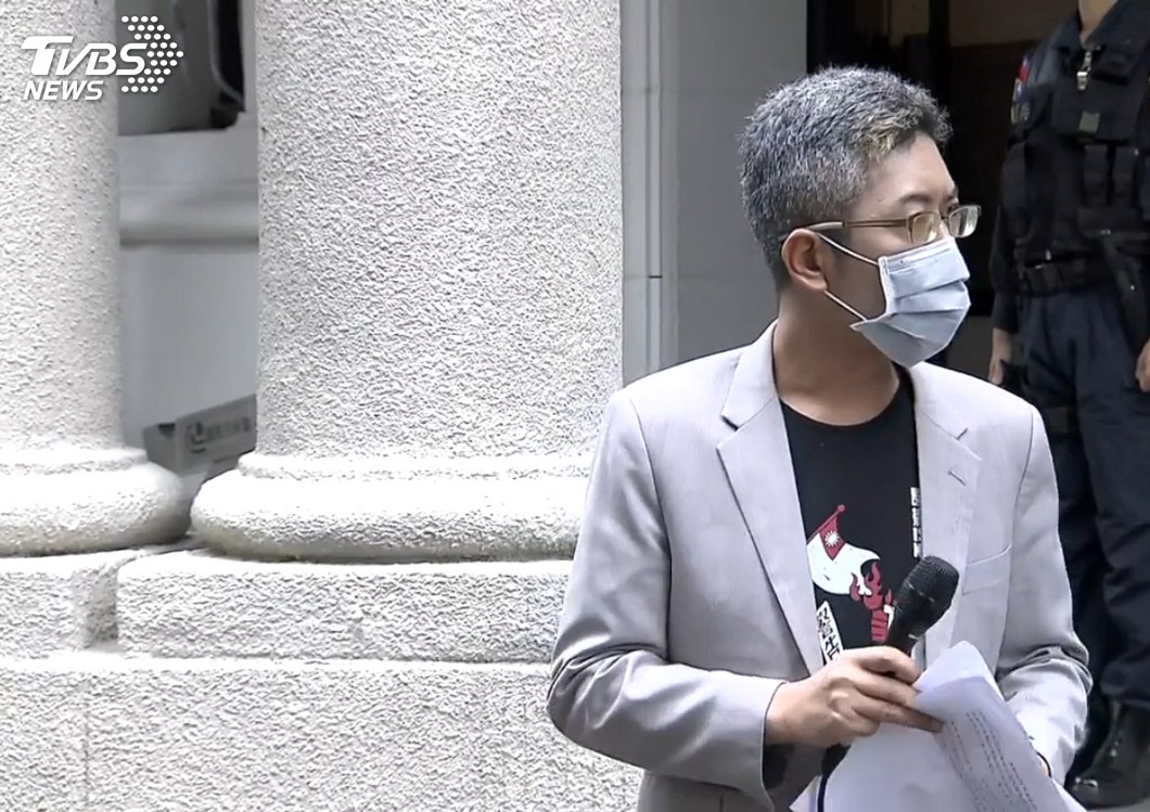 府發言人穿燒國旗衣談海軍 藍委:是總統對國旗的態度?