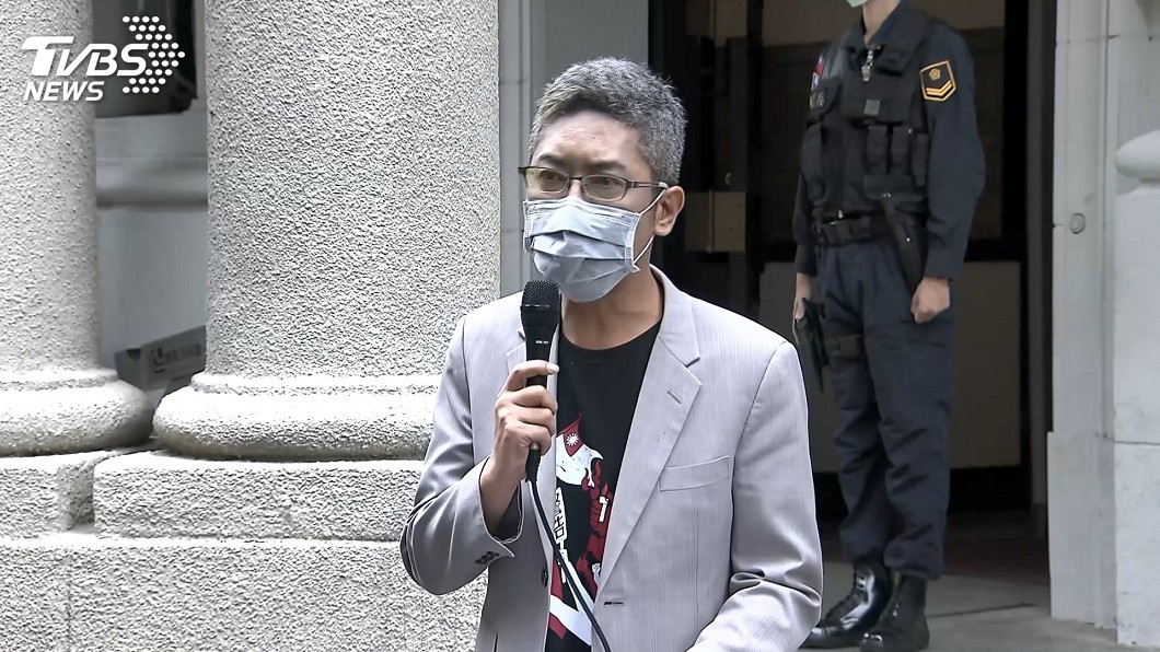 藍委質疑穿燒國旗衣 丁允恭:呈現民主得來不易