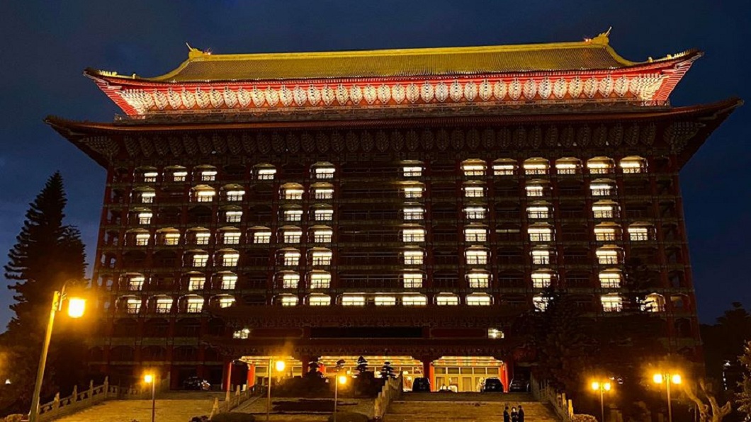 圓山大飯店還點燈「SALUTE(敬禮)」。(圖/翻攝自圓山大飯店臉書粉絲團)