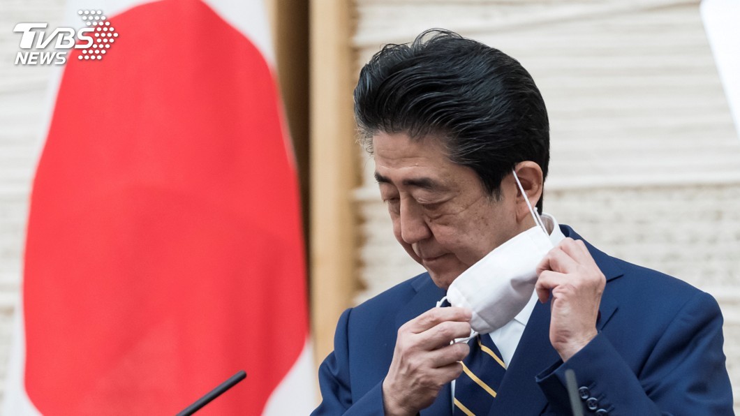 日政府發送孕婦學生布口罩 竟發現髒污、夾雜毛髮及蟲