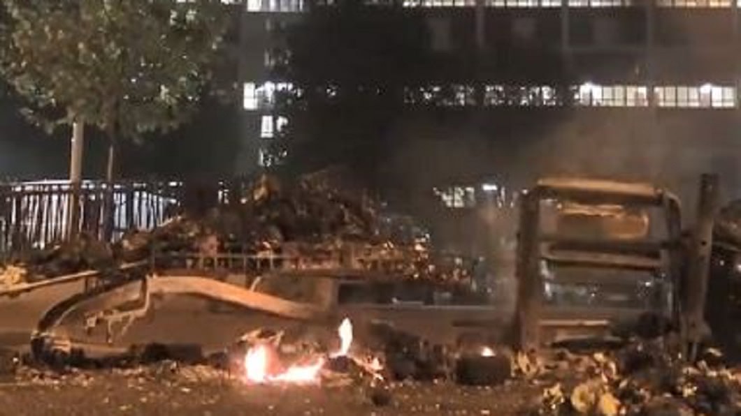 不滿封城縱火洩憤　巴黎爆警民濺血衝突