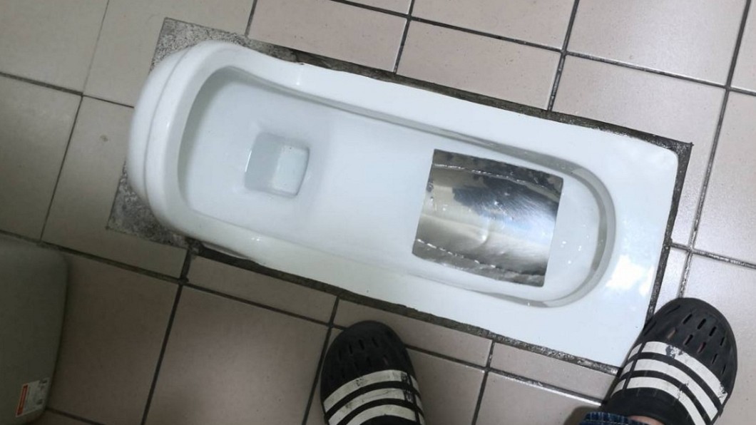 蹲式馬桶內見「不明方形鐵片」 超狂用途驚呆網友