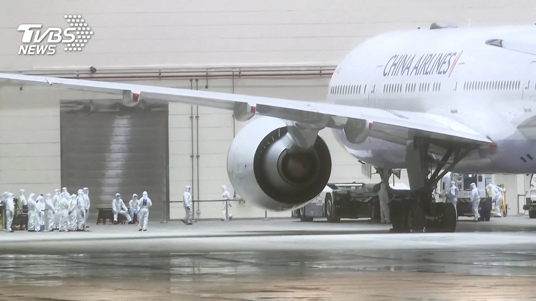 湖北類包機229人返台 1人發燒送醫一採陰性