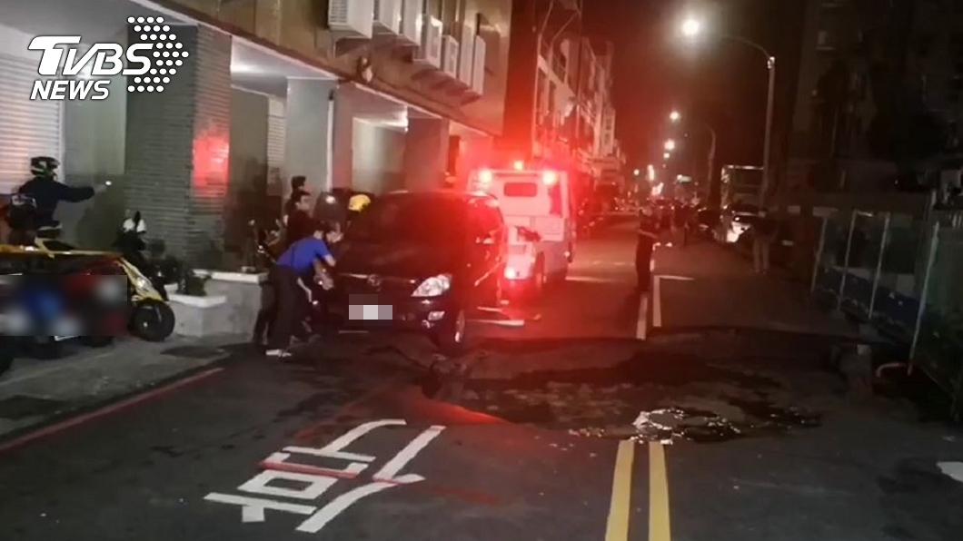 高雄前金區發生路塌事件。(圖/TVBS)