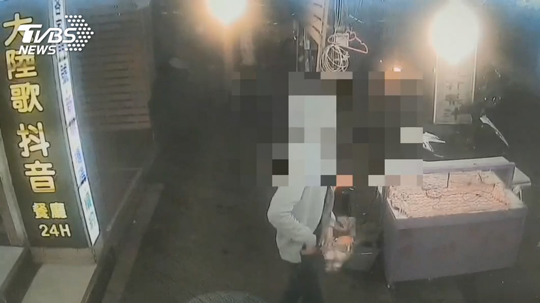 血濺包廂!14人闖KTV「亂刀砍」 2男全身血
