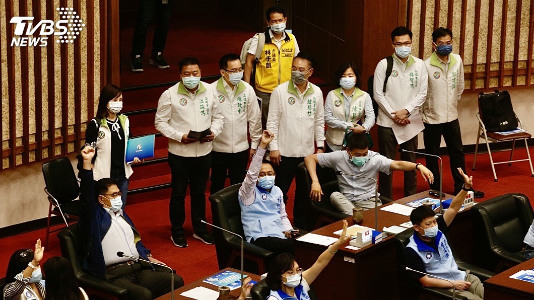 高市議會表決取消臨時會 綠議員批多數暴力