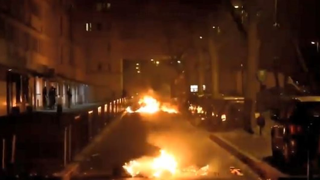 禁足太久鬱卒? 巴黎民眾與警察爆肢體衝突
