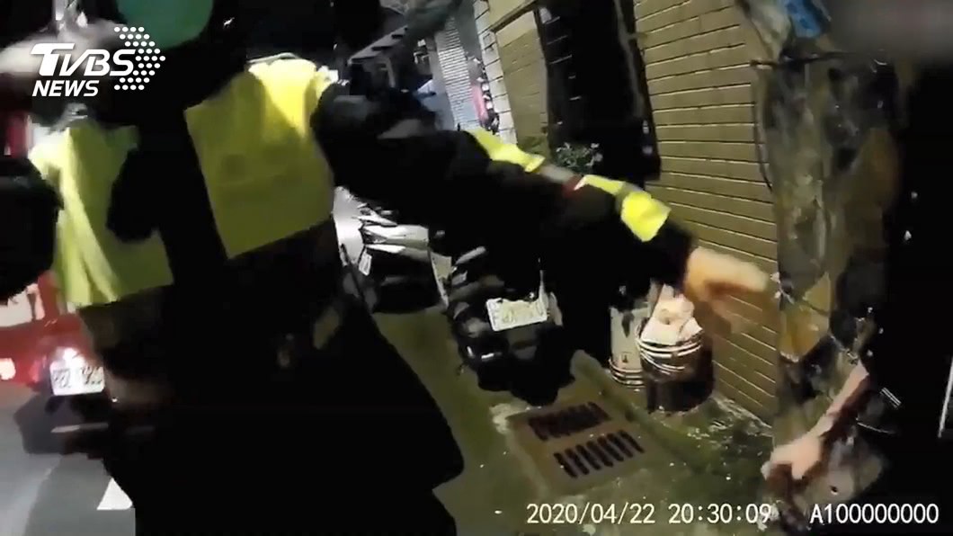 趴下!毒犯闖燈還想跑 女警噴「辣椒水」壓制