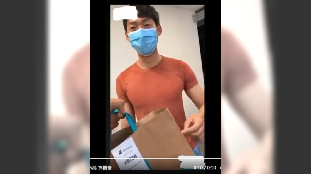 外送員還問伊凡,「你沒什麼要說的嗎?」(圖/翻攝自推特Naz_Lucenzo)