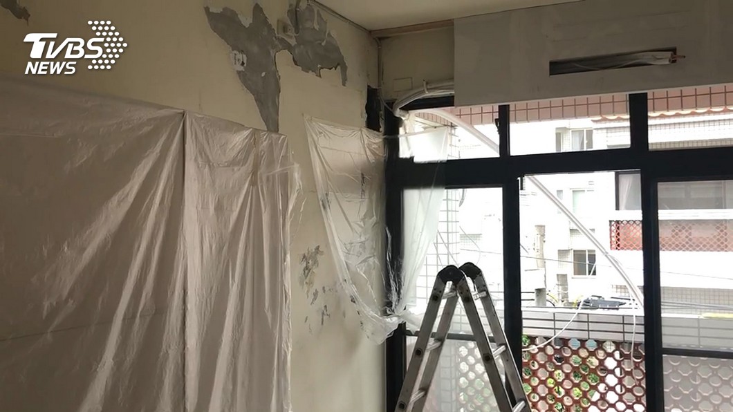 裝冷氣鑽破水管 牆壁漏水衣櫃泡水裡