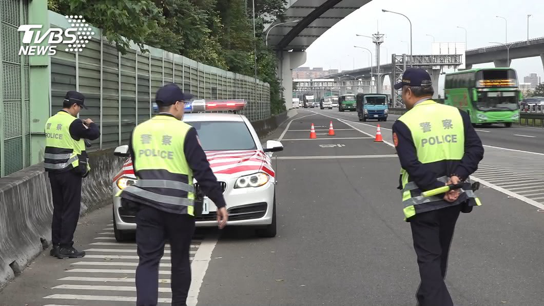 尿急!駕駛國道解放「被蜜蜂教訓」痛跪地 警笑歪幫送醫