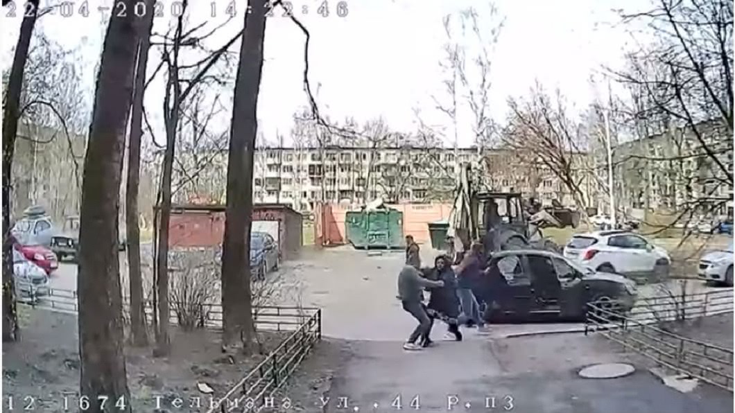 警方獲報循線逮到3名男子,他們辯稱是在進行搶婚習俗。(圖/翻攝自YouTube)