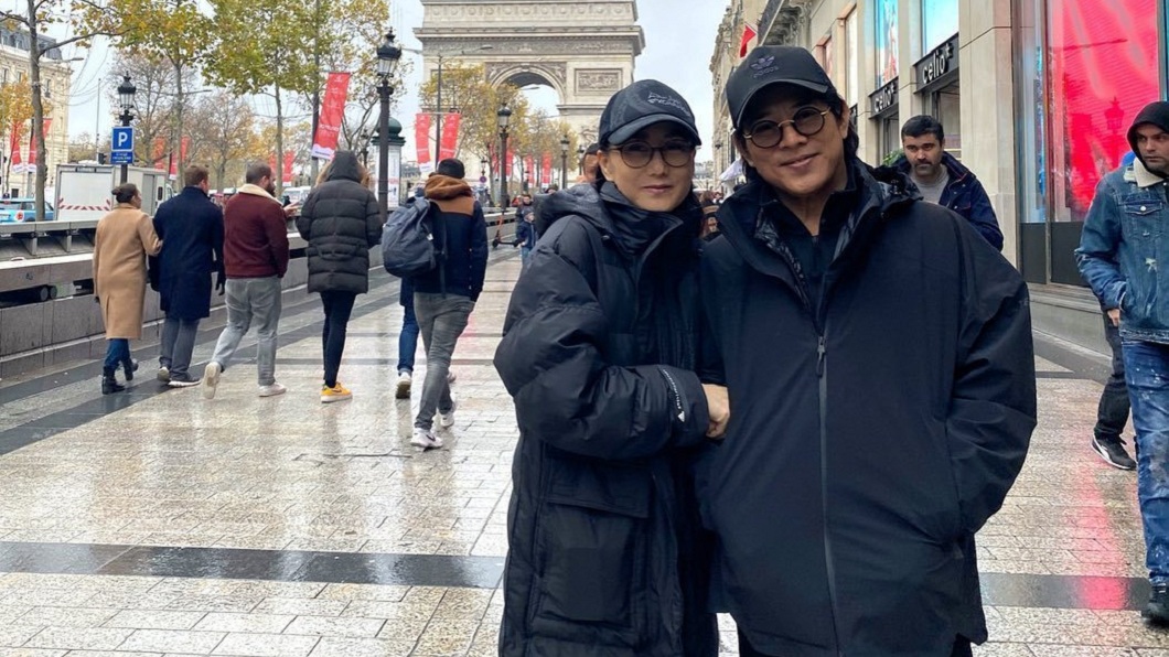 另1張則是利智素顏戴著眼鏡勾著李連杰的手,夫妻倆甜蜜恩愛。(圖/翻攝自IG)