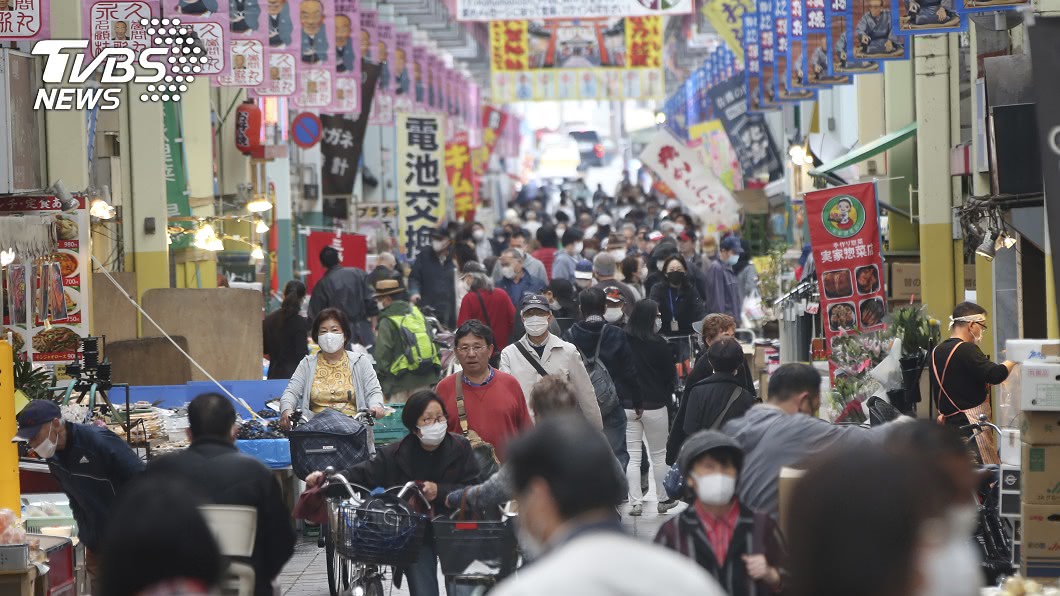 日本「軟封城」悶壞了! 柏青哥外再現排隊潮