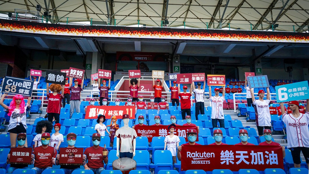 台灣職棒閉門開打 紙板球迷嚇到洋將也紅到美國