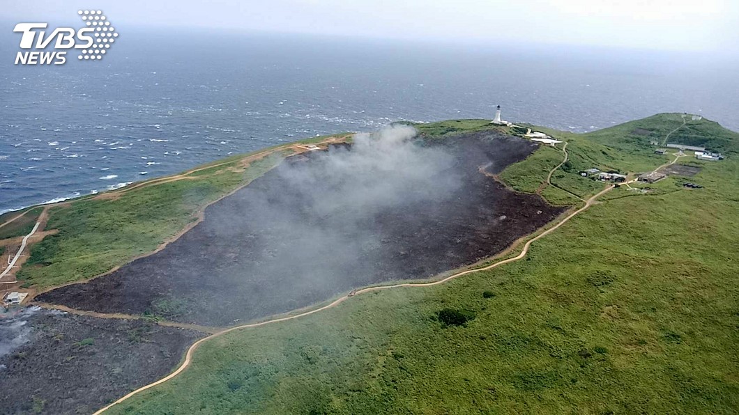 彭佳嶼火警草地一片焦黑　消防搭直升機救災