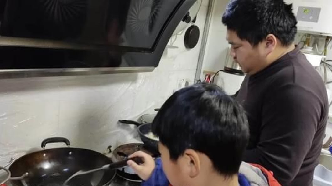 這一切都是由他的老爸帶著他一起學習做菜。(圖／翻攝自陸網)