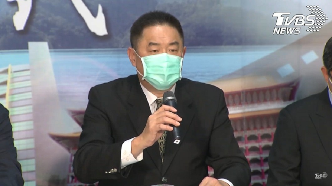 錢櫃董事嚴智徑代董事長練台生出面說明。(圖/TVBS)