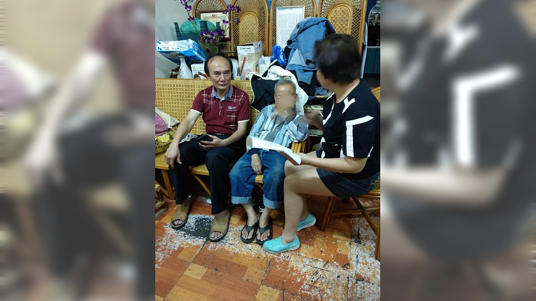 籌妻醫藥費！8旬翁忍眼疾編藤椅　拒捐款：她是我的責任